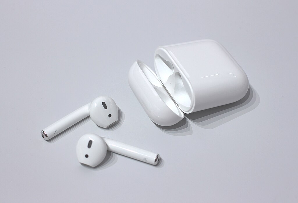 1024px-AirPods.jpg